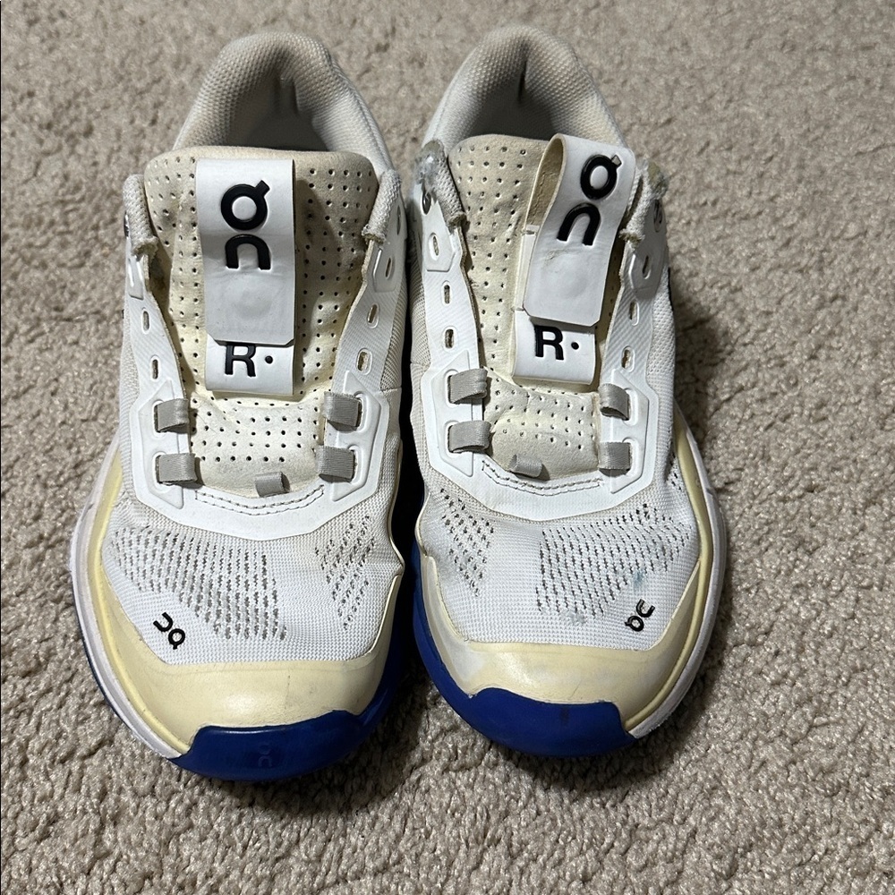 On women's Roger Pro Tennis shoe size 7 On Cloud